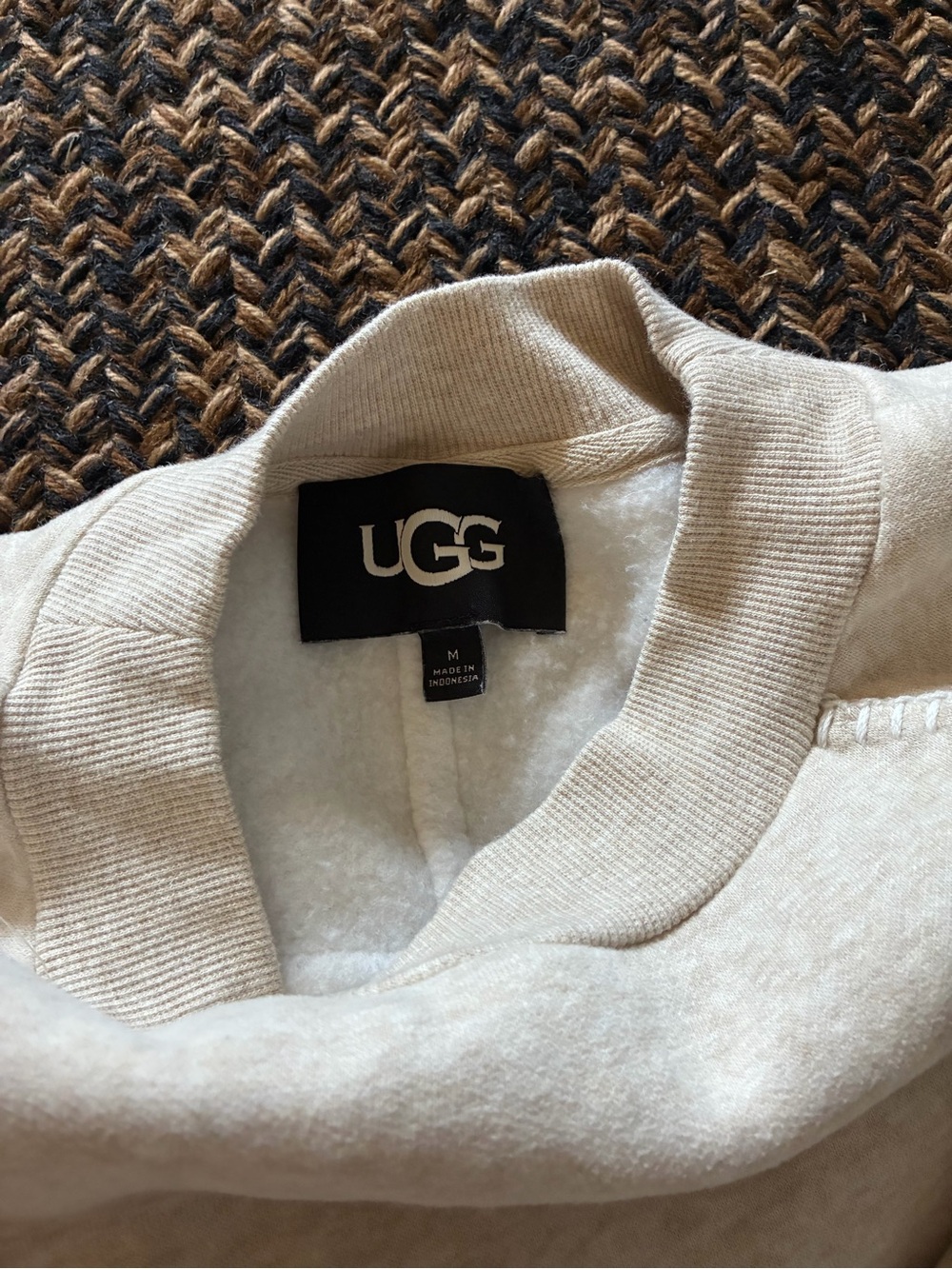 UGG sweatshirt size medium - Picture 2 of 5